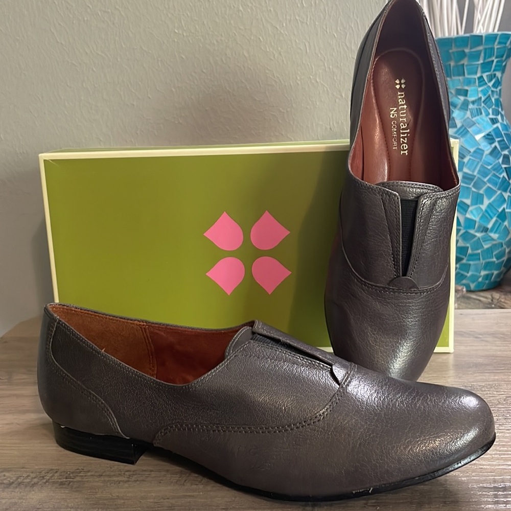 Naturalizer Lecture Flats in Shale Leather